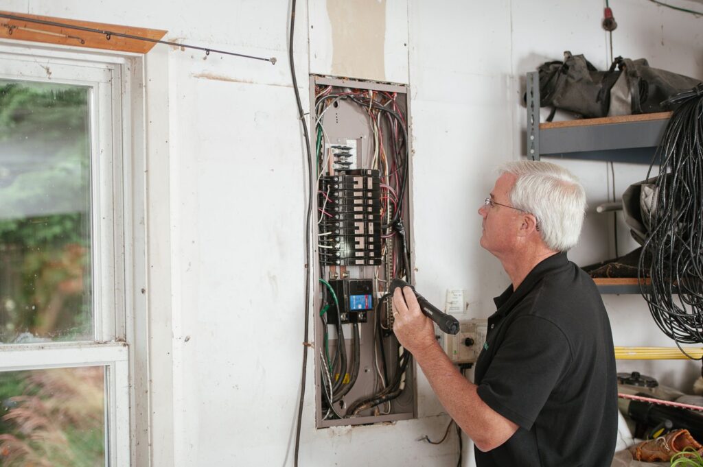 Elektricien inspecteert een verouderde meterkast - Pro Workz Roosendaal